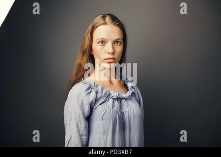 Giovane donna, lo sfondo grigio Foto Stock
