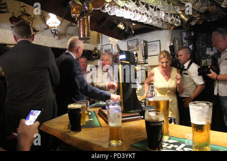 Il principe Charles visite St Digain Chiesa di Llangernyw in Galles e pop nel vecchio Stag pub per una pinta di birra rapido, che egli riversa se stesso. Dotato di: Prince Charles dove: LLangernyw, Regno Unito quando: 06 lug 2018 Credit: WENN.com Foto Stock