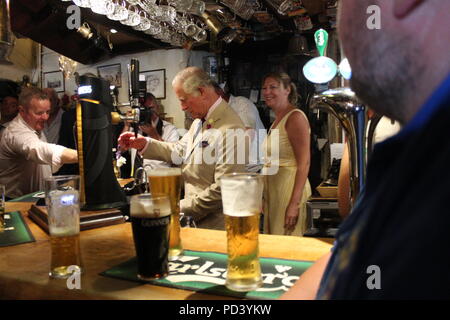 Il principe Charles visite St Digain Chiesa di Llangernyw in Galles e pop nel vecchio Stag pub per una pinta di birra rapido, che egli riversa se stesso. Dotato di: Prince Charles dove: LLangernyw, Regno Unito quando: 06 lug 2018 Credit: WENN.com Foto Stock