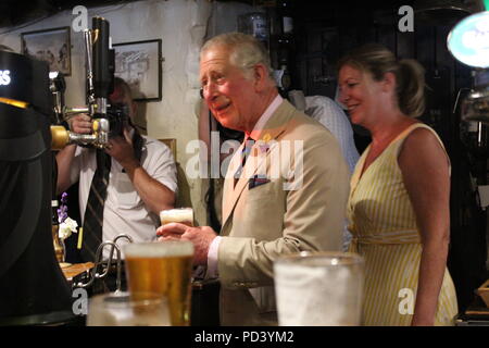 Il principe Charles visite St Digain Chiesa di Llangernyw in Galles e pop nel vecchio Stag pub per una pinta di birra rapido, che egli riversa se stesso. Dotato di: Prince Charles dove: LLangernyw, Regno Unito quando: 06 lug 2018 Credit: WENN.com Foto Stock