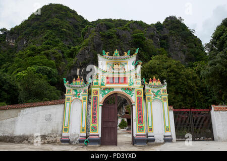 Dong chua divieto lungo il Tempio Buddista pagode in Ninh Binh regione del Vietnam del Nord. Il tempio ospita un certo numero di pagode dedicata al suo passato house Foto Stock