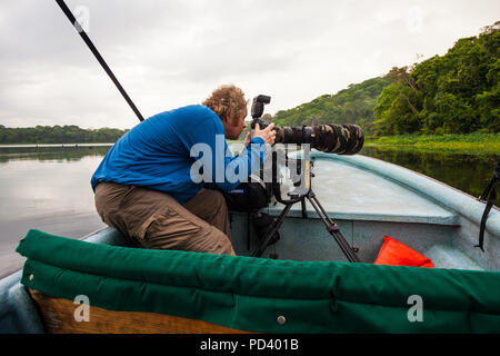 Fotografo outdoor ad esplorare il Rio Chagres e foreste pluviali circostante, Repubblica di Panama. Foto Stock