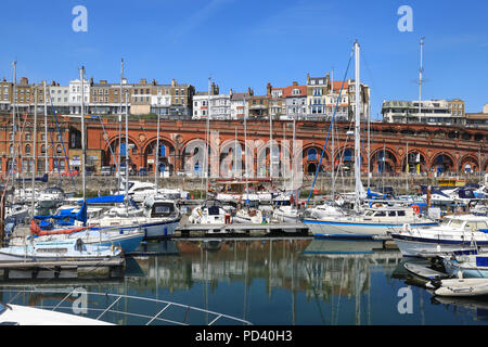 Il porto di fronte le arcate in stile vittoriano, nella cittadina costiera di Ramsgate, sull'isola di Thanet, nel Kent, Regno Unito Foto Stock