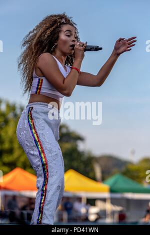 Ella Eyre sul palco principale al Brighton Pride 2018 Foto Stock