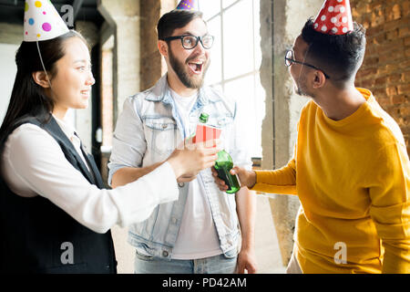 Festa di compleanno in ufficio Foto Stock