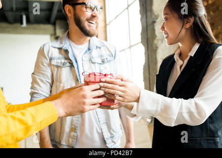 Condivisione dei Doni in Office Foto Stock