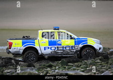 Un porto di Liverpool veicolo polizia è estratto dopo che esso si sia incastrato nel fango su Crosby beach nel Merseyside durante una ricerca per la mancanza di una donna. I funzionari erano stati costretti ad abbandonare il carrello nelle prime ore di lunedì mattina. Foto Stock