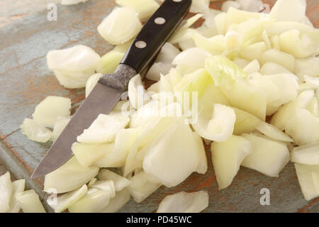 La preparazione di cipolline fresche Foto Stock