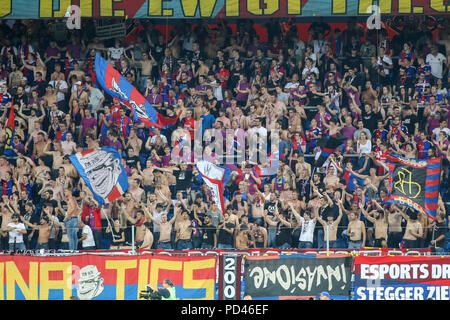 Basel, Svizzera - 1 Agosto 2018: i fan di Basilea celebra per la loro squadra durante la UEFA Champions League match tra PAOK vs Basilea ha giocato a San Foto Stock