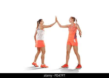 Giovani donne dopo aver giocato a badminton in piedi come vincitori su bianco di sfondo per studio. Montare le atlete isolato su bianco. Concetto di vittoria Foto Stock