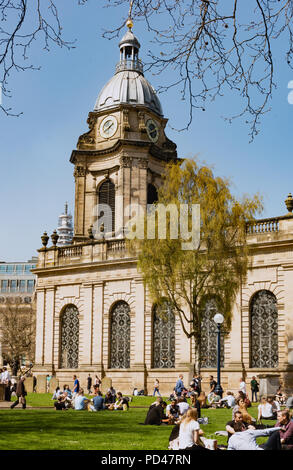 Picnic a pranzo nei giardini della Cattedrale di St Philip, Colmore Row, Birmingham, Regno Unito Foto Stock