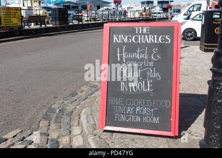 Bacheca pubblicità il Re Carlo pub in Poole, Dorset, Regno Unito Foto Stock