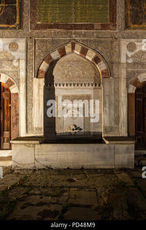 Uno dei quattro abluzione fontane, la fontana del Sultano Ahmed III (bagno turco in stile rococò), Istanbul, Turchia Foto Stock