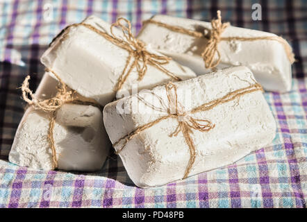 Pezzi di sapone su un panno a scacchi Foto Stock