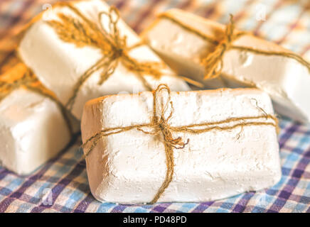 Pezzi di sapone su un panno a scacchi Foto Stock