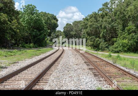 Summerfield, Florida, Stati Uniti d'America, 2018. I segnali ferroviari e la via che passa attraverso il North Florida campagna. Foto Stock