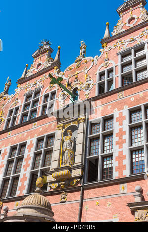 Gdansk grande arsenale, vista della decorazione barocca sulla facciata del grande arsenale edificio nella zona della Città Vecchia di Danzica, Pomerania, Polonia. Foto Stock