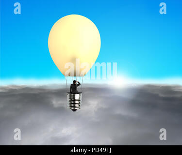 L'uomo prendendo la lampada incandescente palloncino volare sopra le nuvole con sole e cielo blu Foto Stock