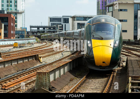 Hitachi Classe 800 convoglio azionato da Great Western Railway sotto il Dipartimento per i trasporti Intercity Express Program (IEP) avvicinamento Cardi Foto Stock