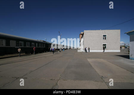 Transsiberian express train alla stazione in Mongolia Foto Stock