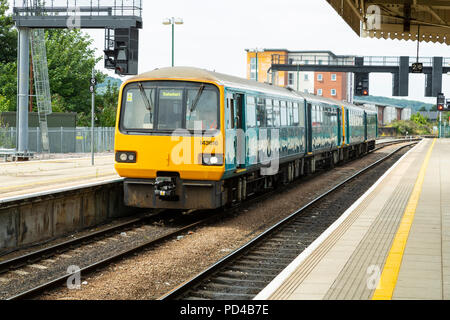 Classe 143 Diesel Multiple Unit (DMU) 143616 azionato da arriva, presso la Stazione Centrale di Cardiff. Foto Stock