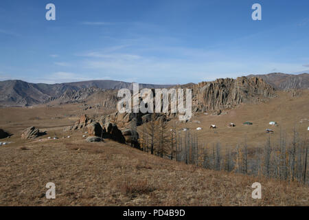 Paesaggio di arancio secco i colori autunnali in Gorkhi-Terelj Parco Nazionale, Mongolia Foto Stock