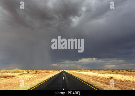 Strada vuota in condizioni meteorologiche estreme in Namibia Foto Stock