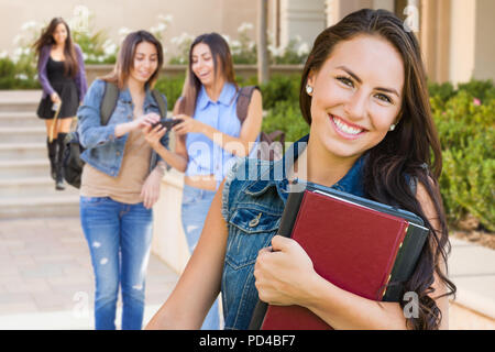 Razza mista ragazza giovane studente con i libri di scuola del Campus. Foto Stock