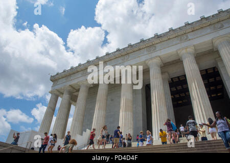 Big puffy nuvole domina il cielo in questa insolita vista del Lincoln Memorial a Washington DC. Foto Stock