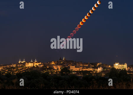 Lunar Eclipse anche sapere come il sangue la luna del 27/07/2018 che passerà alla storia come la più lunga del secolo,la luna tramonta sulla Toledo,Spagna Foto Stock