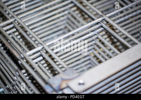 Pila di metallo saldata filo di acciaio di pezzi a forma di griglia i ripiani Foto Stock