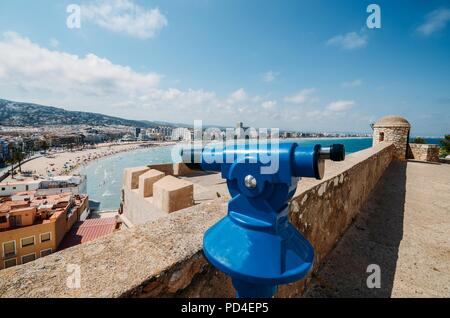 Punto di vista monoculare da Peniscola Castello, Castellon, Spagna Foto Stock