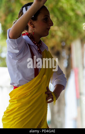 TORRE DEL MAR, Spagna - 22 luglio 2018 spettacolo di ballo latino eseguita da un gruppo di danza al ritmo della musica spagnola, bambini in costumi folcloristici performi Foto Stock