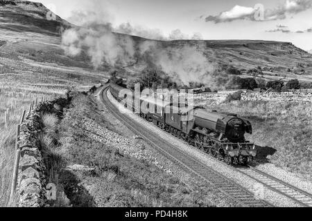 Flying Scotsman 60103 Classic treno a vapore che passa attraverso le Yorkshire Dales a Aisgill sull'assestarsi alla stazione ferroviaria di Carlisle Foto Stock