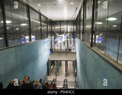Escalator accesso a piattaforme presso l'aeroporto di Helsinki stazione ferroviaria treni pendolari verso il centro della capitale Finlands Foto Stock