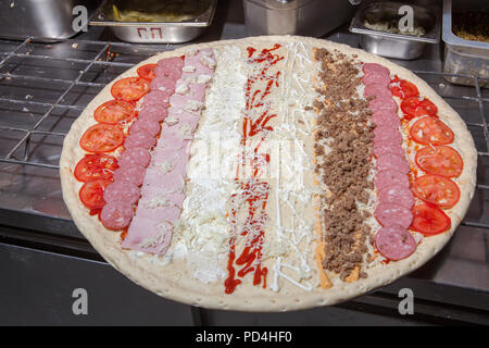 Molto grande pizza, hamburger, patty, secondo corso nel ristorante, fast food, cibo cibo sano Foto Stock