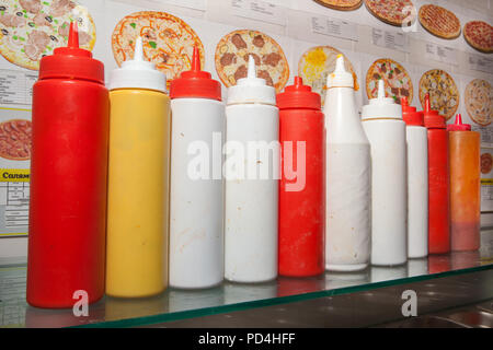 Molto grande pizza, hamburger, patty, secondo corso nel ristorante, fast food, cibo cibo sano Foto Stock