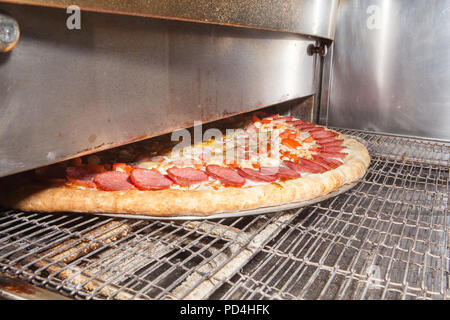 Molto grande pizza, hamburger, patty, secondo corso nel ristorante, fast food, cibo cibo sano Foto Stock