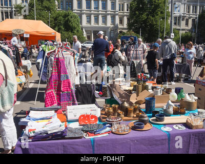 Hietalahti mercato delle pulci sulla piazza da Hietalahden kauppahalli (market hall) è una meta popolare in estate, occasioni di prodotti tessili, vetro e altro ancora Foto Stock