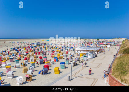 I tradizionali colorati sdraio in spiaggia presso il lungomare di Borkum, Germania Foto Stock