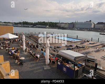 Allas mare Piscina, ristorante e sun deck e dal punto di vista del porto centrale accanto a Kauppatori inHelsinki Finlandia, tramonto Foto Stock