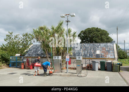 Portatile il riempimento di serbatoi di riempimento alla stazione di benzina a Ardminish negozi su delle Ebridi rurale isola di Gigha, Scotland, Regno Unito Foto Stock