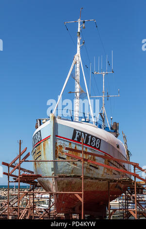 Nave da pesca sulla banchina di ormeggio; Oesterby Harbour, Laesoe, Danimarca Foto Stock