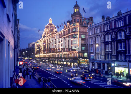 Storico 1987 magazzini Harrods di Brompton Road a Knightsbridge Londra Inghilterra REGNO UNITO Foto Stock