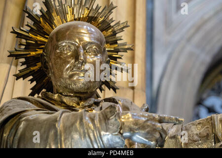 Argento la statua di San Francesco De Geronimo nella reale Cappella del Tesoro di San Gennaro, all'interno del Duomo di Napoli Foto Stock