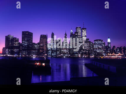 1987 storico porto di Brooklyn PIERS Twin Towers (©MINORU YAMASAKI 1973) DOWNTOWN skyline di Manhattan East River NEW YORK CITY USA Foto Stock