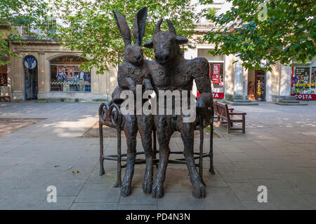 Il Minatour e la Lepre scultura, Cheltenham Promenade, Cheltenham, Inghilterra Foto Stock