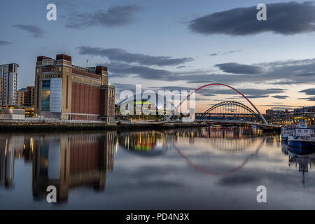 Guardando attraverso il Fiume Tyne a Gateshead Baltic e salvia da Newcastle Quayside Foto Stock