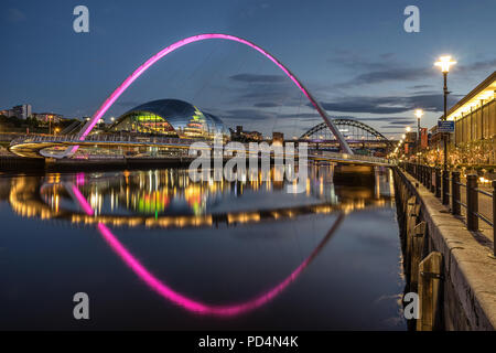 Guardando al di là del Fiume Tyne al Millennium bridge a Gateshead e Newcastle Foto Stock