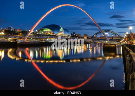 Guardando al di là del Fiume Tyne al Millennium bridge a Gateshead e Newcastle Foto Stock